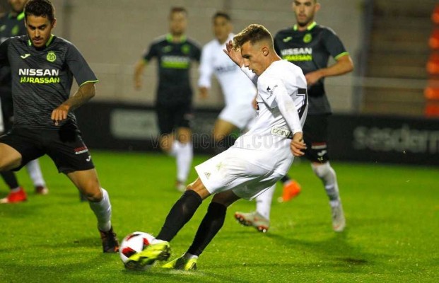 Un gol de Álex Blanco en el descuento le da el empate al VCF Mestalla en el Puchades