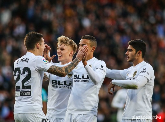 El Valencia golea al Rayo y se acerca a Europa