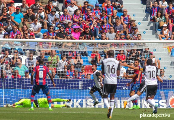 El Valencia encadena tres salidas sin perder casi un año después
