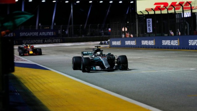 Hamilton gana en Singapur beneficiado por el accidente de Vettel