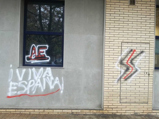 Aparecen pintadas de ultraderecha en una oficina de Extranjería de València