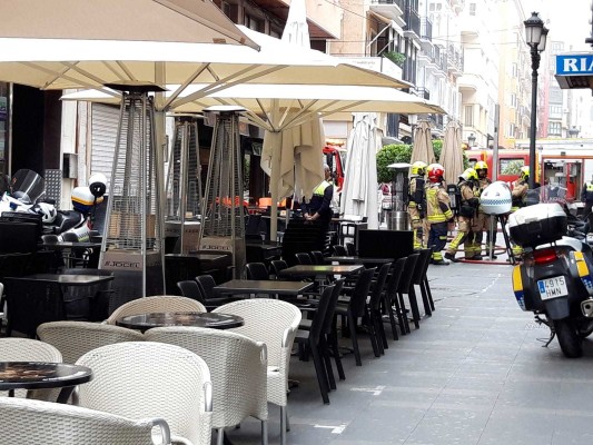 Un fuego en una calle peatonal del Centro aviva la polémica por los 'excesos' de los veladores