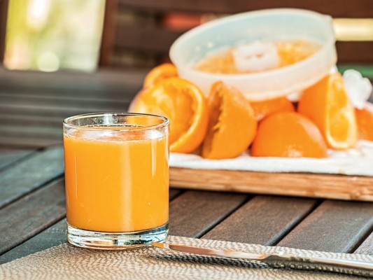 Más de 40 bares de València te regalan el zumo de naranja en el desayuno