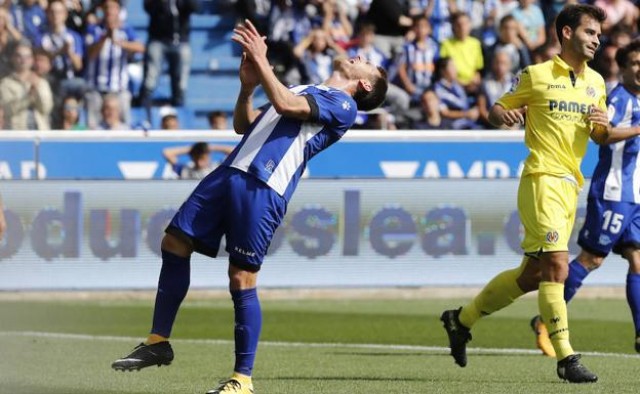 Medrán se estrena en el Alavés con una contundente derrota y el despido del entrenador