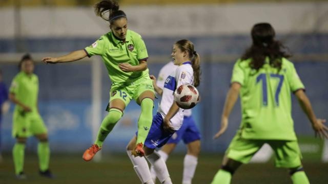 El Levante atropella al Granadilla y ronda el liderato