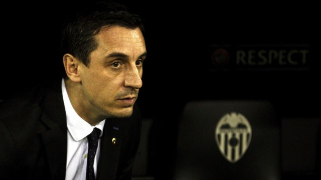 Neville no descarta fichar 
