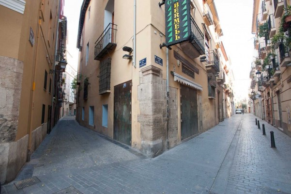 Ciutat Vella se muere: un 30% de viviendas 'vacías' la transforman en un barrio temático
