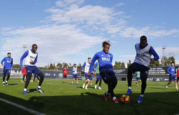 El Valencia prepara el choque ante el Rayo sin Guedes y Cheryshev