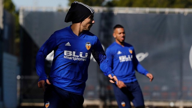 Carlos Soler se incorpora al grupo y solo falta Guedes por llegar