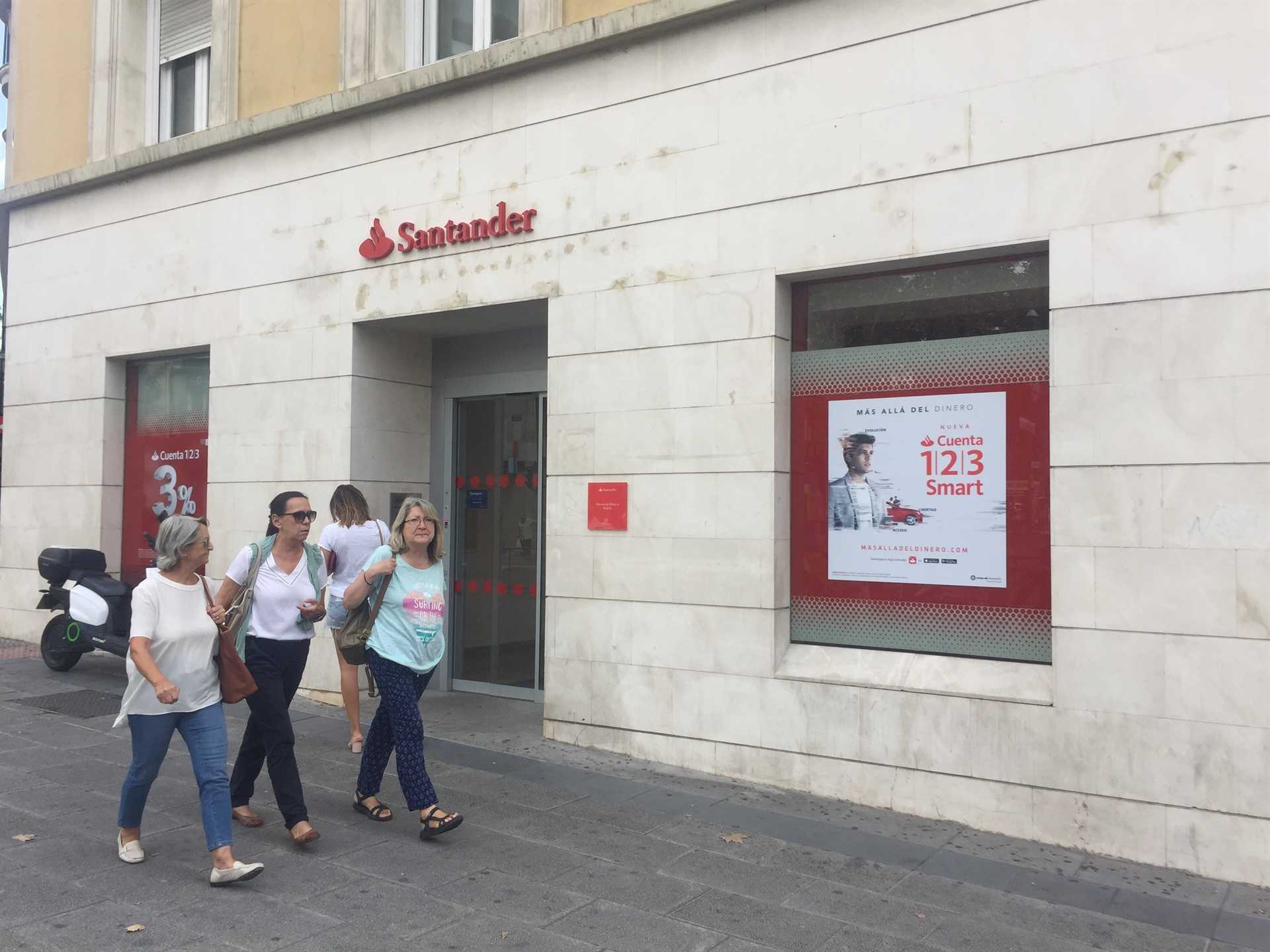Un juzgado condena al Santander a abonar el impuesto de las hipotecas de forma retroactiva