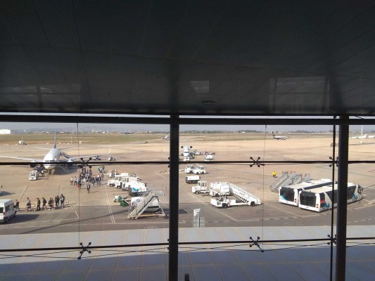 UGT inicia acciones legales contra empresas de seguridad en los aeropuertos de Valencia y Alicante