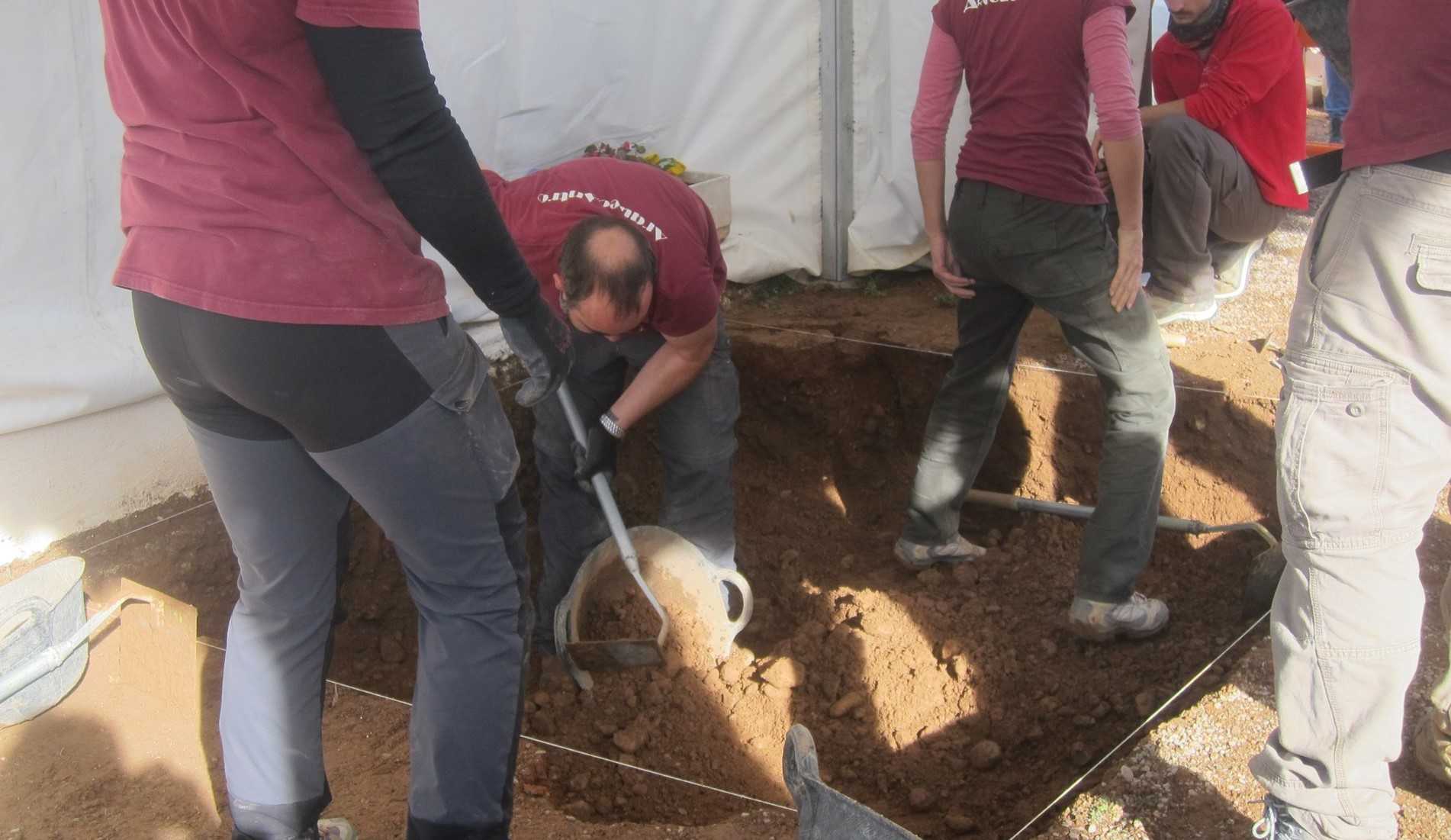 Arrancan las exhumaciones en el cementerio de Castellón de los restos de tres fusilados tras la Guerra Civil