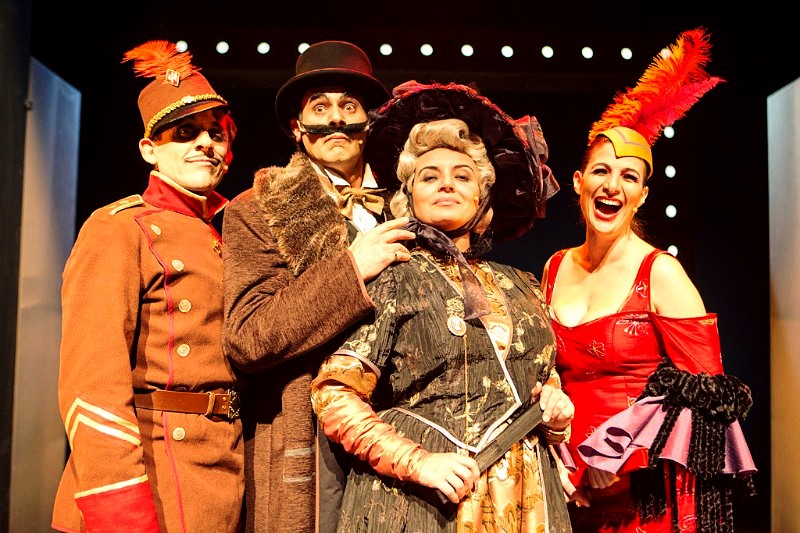 Guiños a la zarzuela, espadas y esperpento en 'Duelo a muerte del Marqués de Pickman'