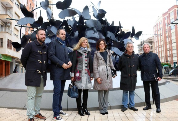 La escultura 'Mariposas' de Manolo Valdés luce en su nueva y definitiva ubicación