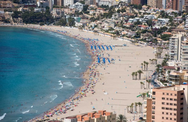 Costas desatasca las boyas ecológicas prometidas para Benidorm desde hace tres años