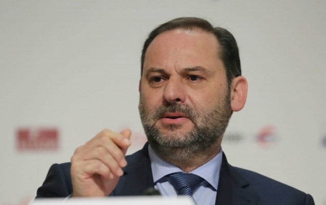 Ábalos abre la puerta a un 'súper domingo' electoral el 26 de mayo