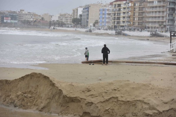 Las lluvias dejan sin clases a 136.281 alumnos de Valencia y Alicante y cierra el Puerto de Gandia