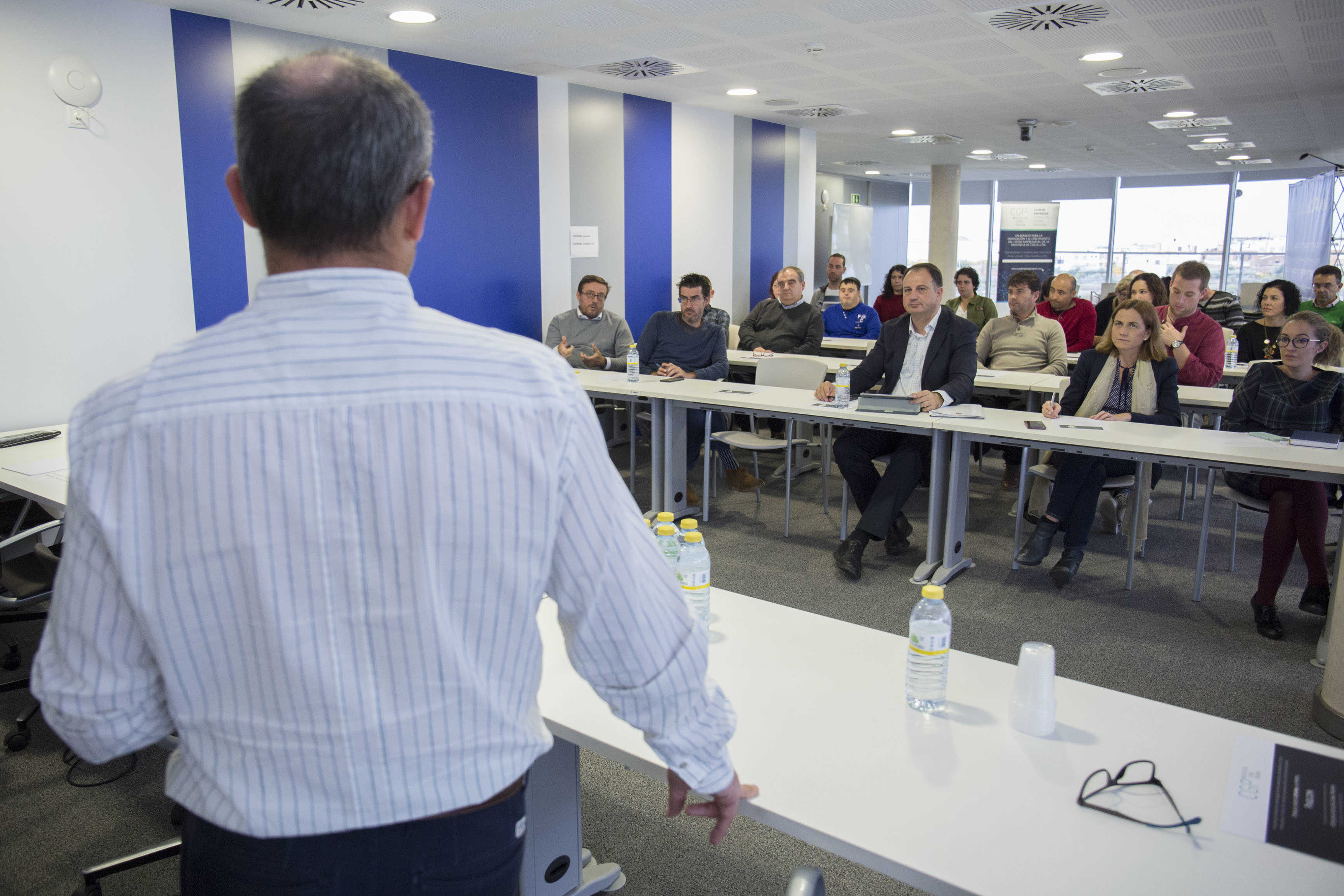 Un momento de la clausura de Castellón Global Program en el Espaitec, con la asistencia del diputado provincial, Salvador Aguilella (c). - 