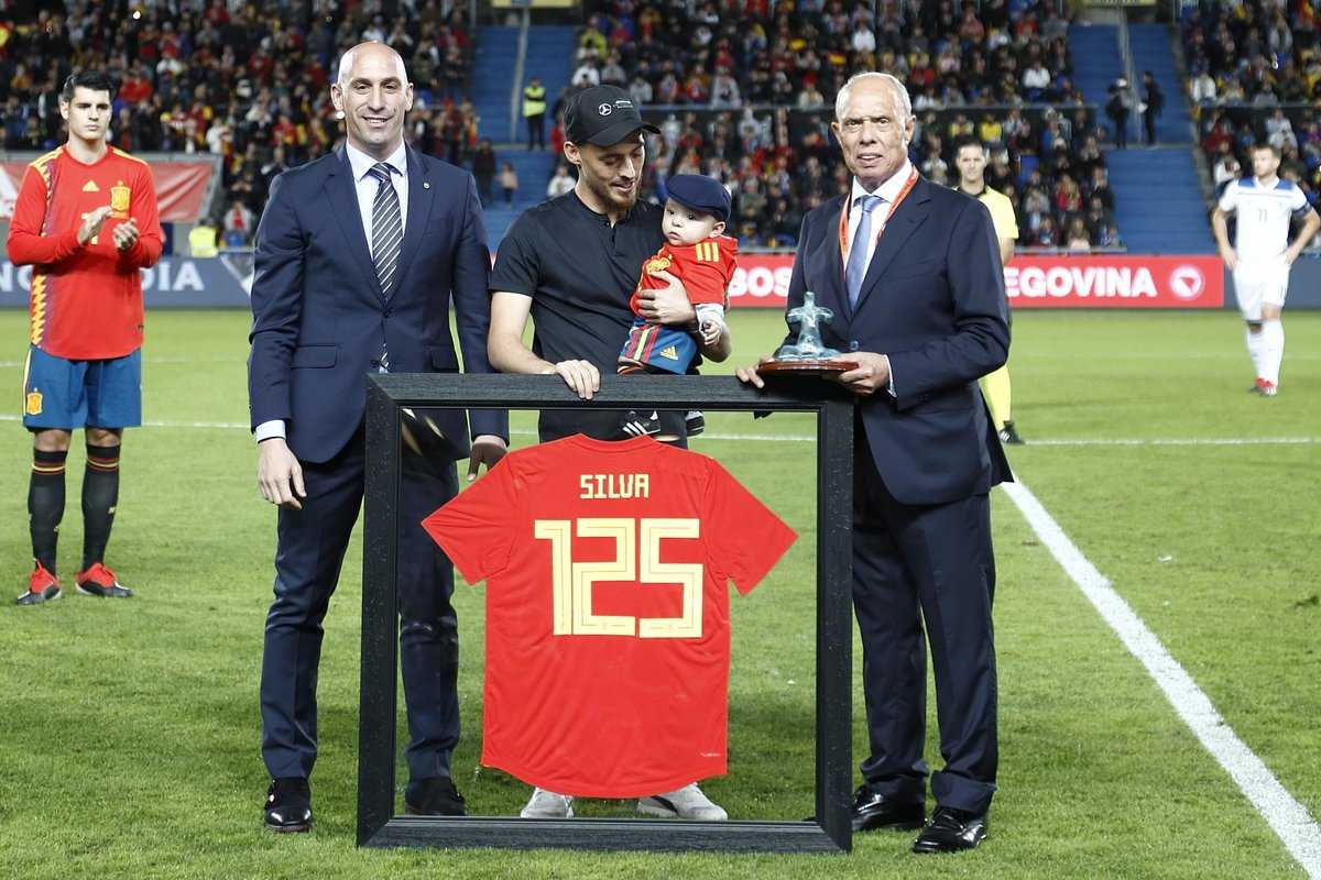 Brais debuta con gol y desatasca a una España sin acierto