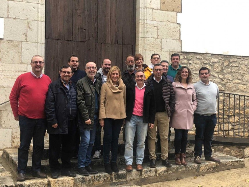 El presidente provincial del PP, Miguel Barrachina (c), junto a diputados y alcaldes del partido en Tírig. - 