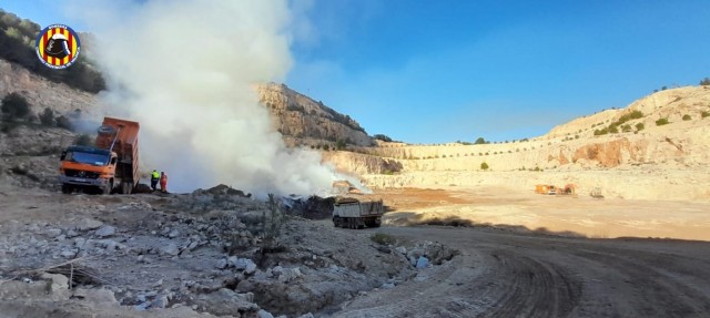 Dan por extinguido el incendio en Alberic y se recupera la normalidad en la zona
