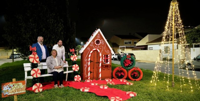 Los Alcázares innova en decoración navideña: crean adornos a partir de materiales reciclados
