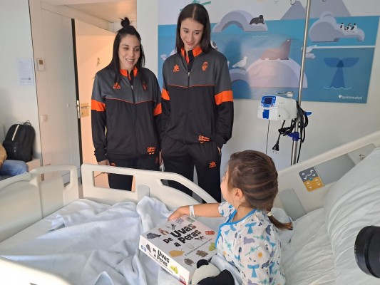 Ilusión y sonrisas en el Hospital Quirónsalud Valencia de la mano de las jugadoras del Valencia Basket