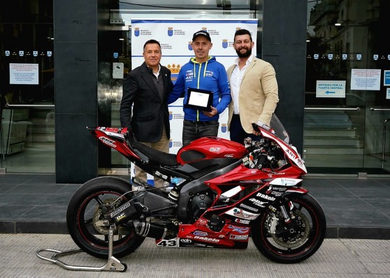 Burriana recibe al piloto de motociclismo adaptado Toni Montoya tras su exitosa temporada 