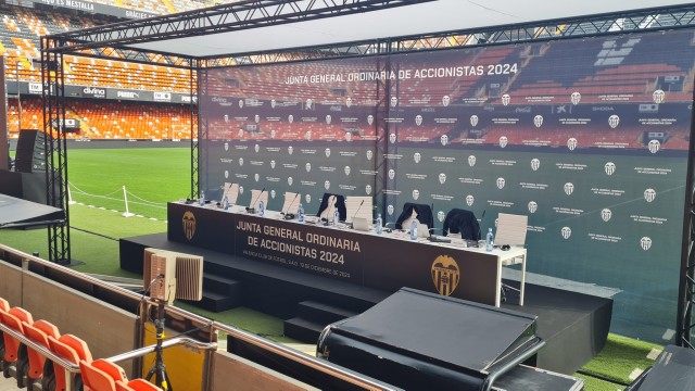 La directiva del Valencia CF abandona la Junta de Accionistas por cánticos contra su gestión
