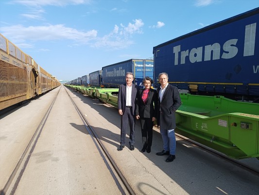 La autopista ferroviaria del Puerto de València recupera la actividad tras la Dana