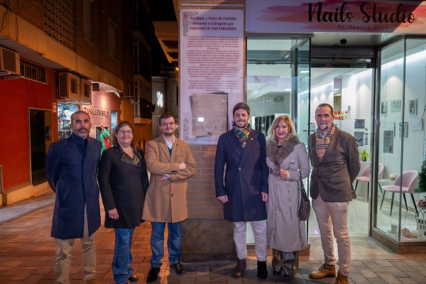 Una placa histórica y un homenaje a Pepita Muñoz destacan en la calle San Fernando