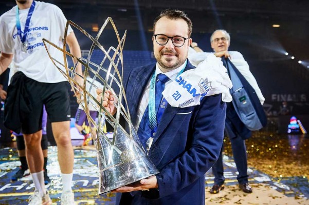 El Obradoiro estrenará técnico ante el Amics: Fran Hernández se hace cargo del banquillo gallego