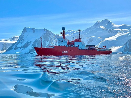El BIO Hespérides parte de Mar de Plata rumbo a Ushuaia, la ciudad más austral del mundo

