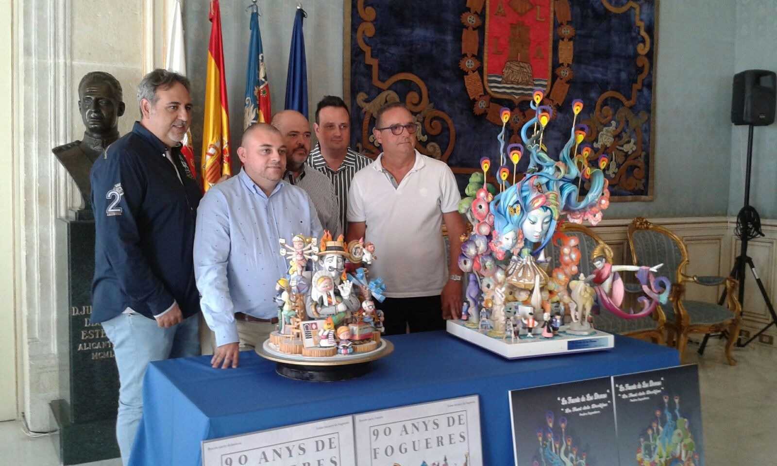 Giménez, Gómez, Castelló y Espadero, junto a las maquetas de los bocetos ganadores. - 