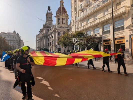 Bomberos se manifiestan en València para denunciar la 