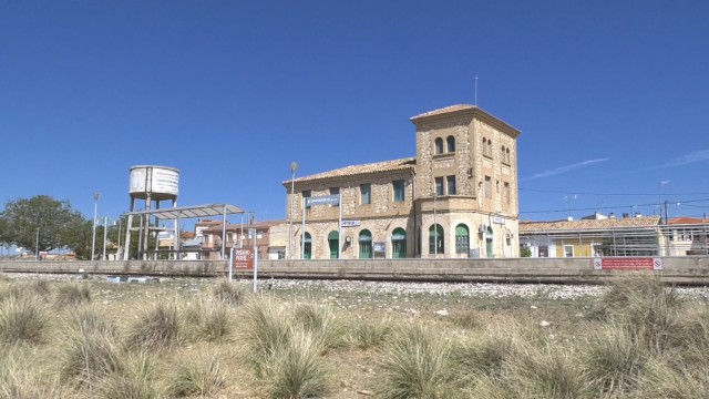 Camporrobles formaliza en València una propuesta para incluir el municipio en la red de Cercanías