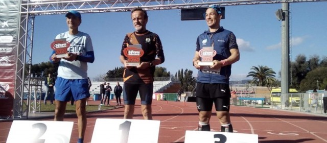 El pinatarense Kiko Martínez gana las 24 Horas de Barcelona corriendo 257,611 kilómetros 