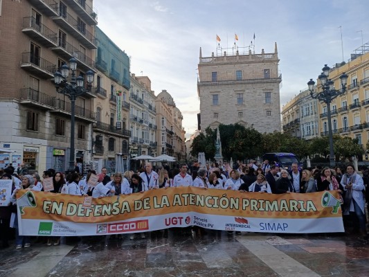 Sanitarios y ciudadanía se concentran contra el Decreto 