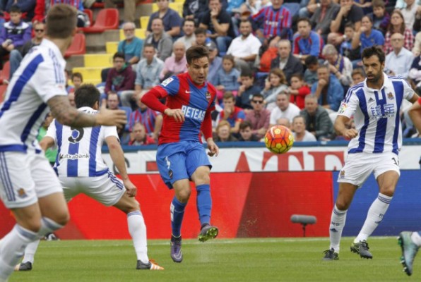 El Levante fue goleado en la última visita de la Real y destituyó a Alcaraz