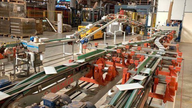 La industria de Castellón vuelve a enviar productos a Argelia: maquinaria y esmaltes reabren el camino