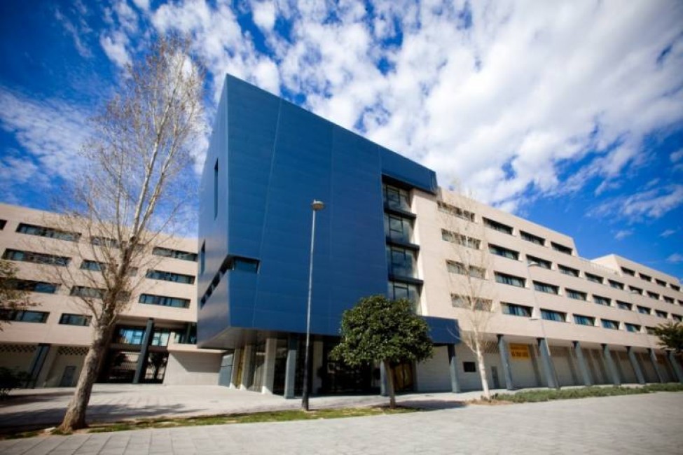 Imagen exterior de la Villa Universitaria de Alicante, construida por Santa Ana - 