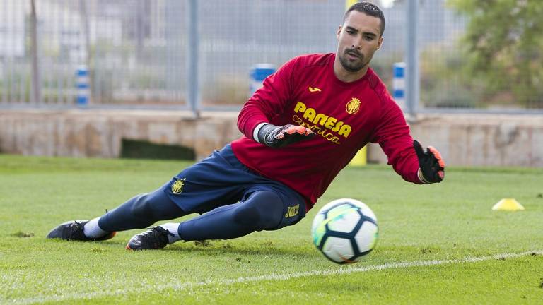 Asenjo se retira del entrenamiento por problemas en la espalda