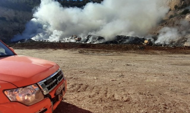 Los trabajos de extinción del incendio de la campa de residuos de Alberic continúan este martes