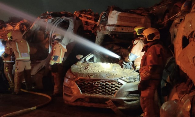 Extinguido el incendio en una campa para acoger coches siniestrados de la Dana en Catarroja