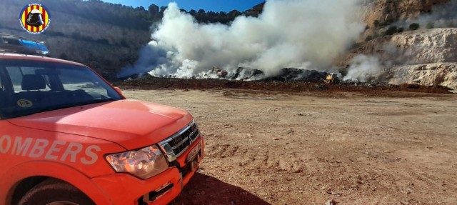 Martínez Mus apunta que el incendio en el vertedero de Alberic podría ser intencionado