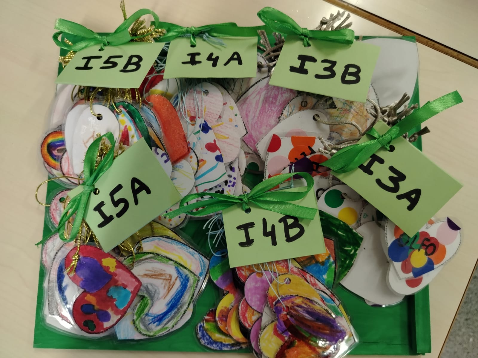 Alumnes del CEIP Mestre Caballero recolzen amb cors pintats als afectats per la DANA en Xiva 