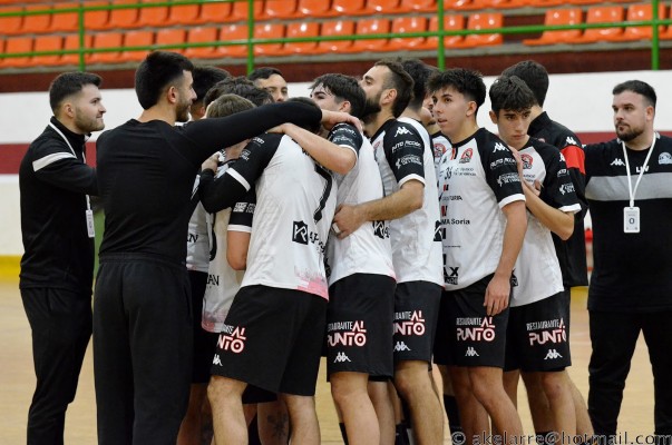 Balonmano Mislata logra un gran triunfo en la pista de la Abaranera

