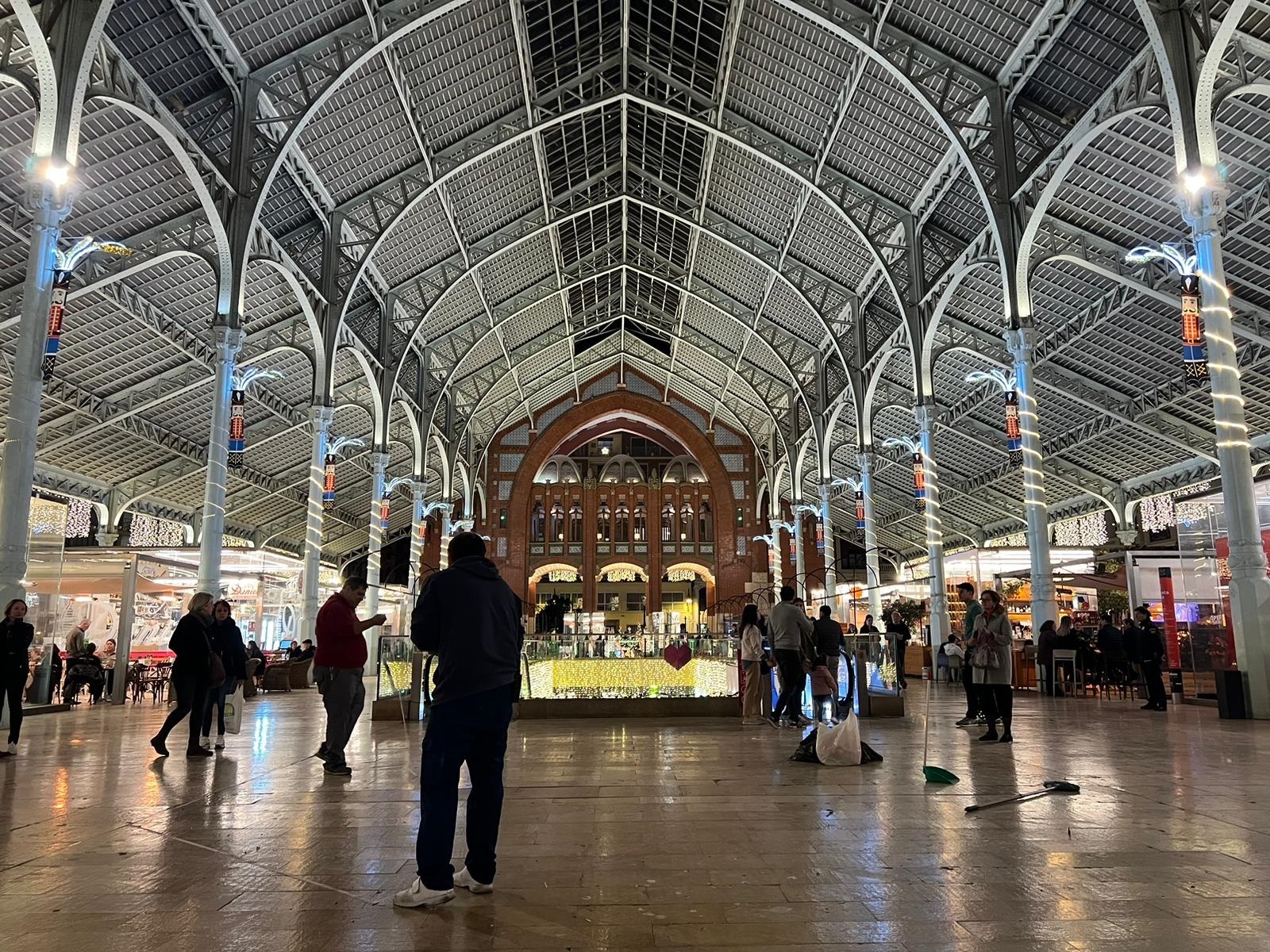 'Els nostres mercats tornen a brillar per Nadal': una iniciativa solidaria ilumina los mercados por la Dana