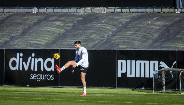 Baraja dirige una sesión sin Rafa Mir, que pasa pruebas médicas
