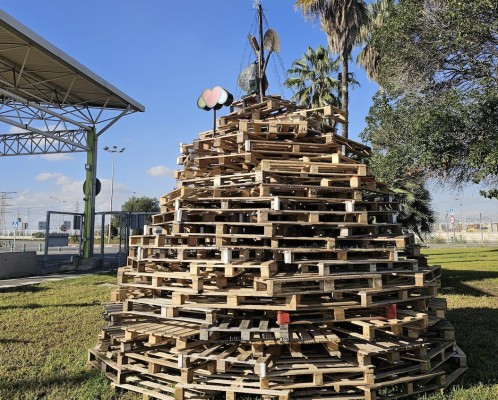 Mercavalència instala un árbol de Navidad hecho con palets reciclados en recuerdo a las víctimas de la Dana